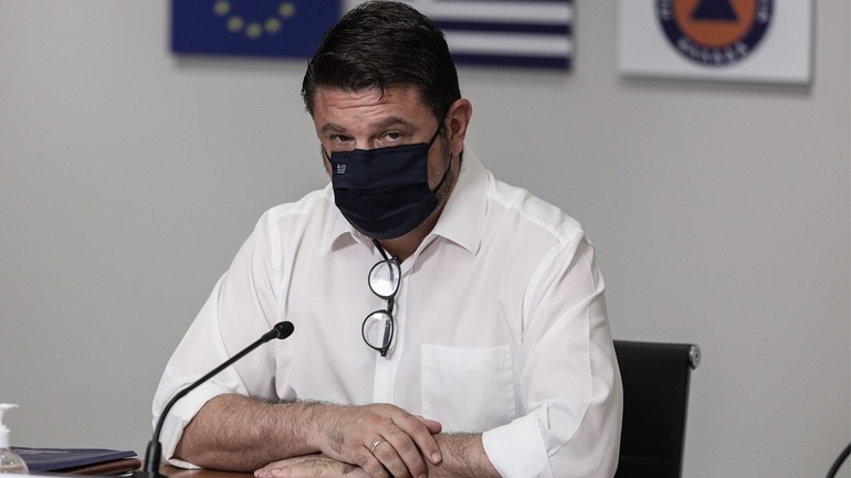 «Κόκκινη κάρτα» σε Χαρδαλιά για το χειροφίλημα σε Ιερέα – Τι απαντά ο ίδιος